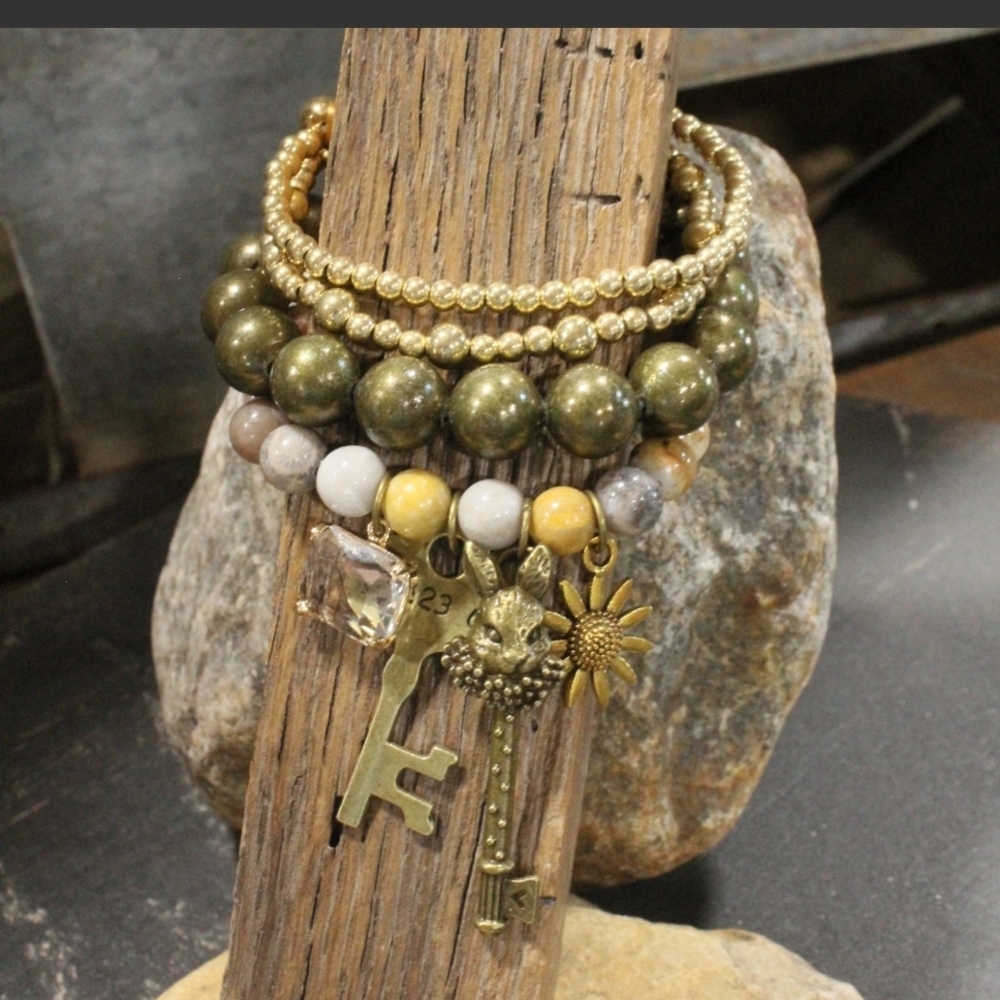 ✨PRICE DROP✨1 LEFT✨ NEW The Hasty Hare Charm Statement Necklace Brass Key Charm - Picture 5 of 6